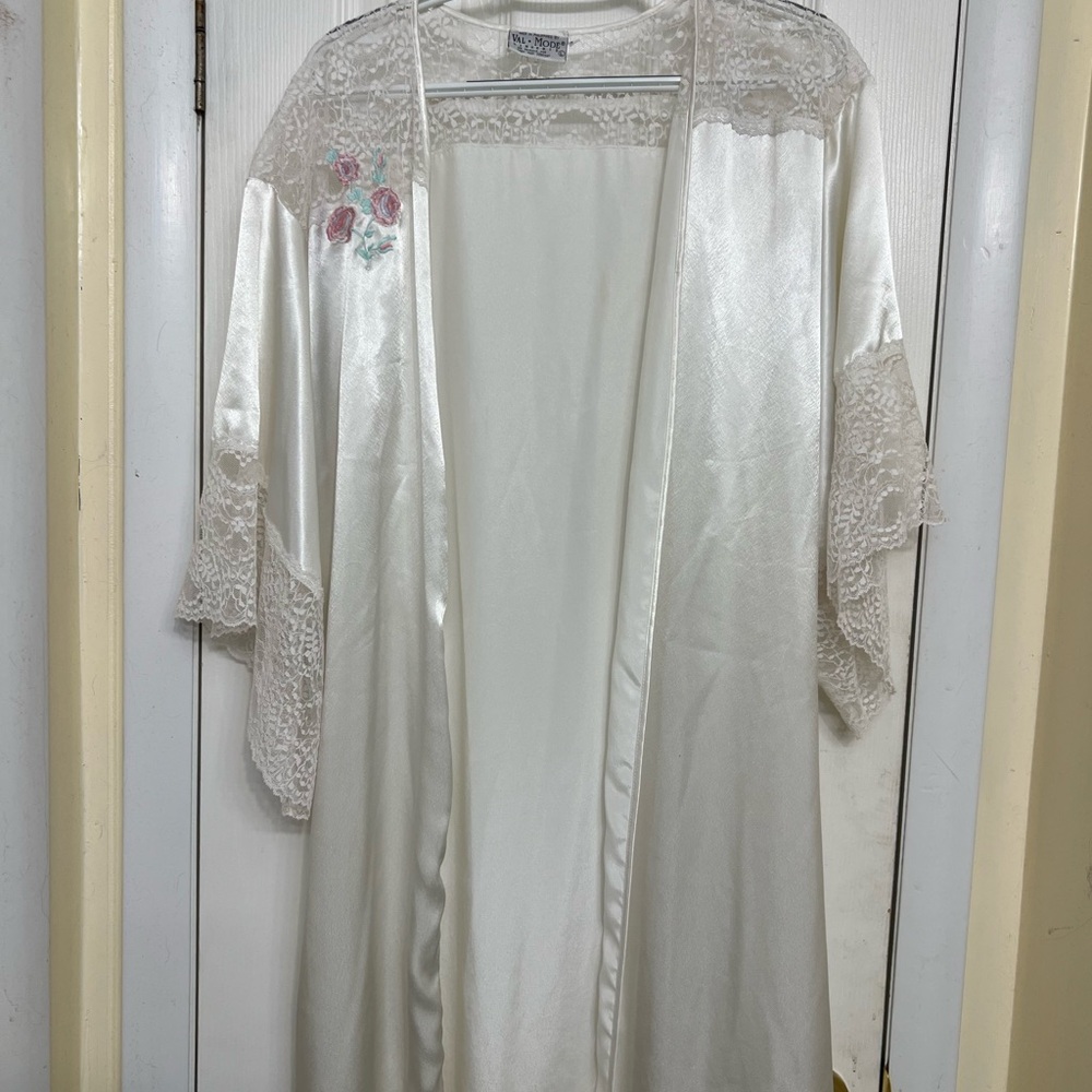 Elegant White Lace Full-Length Robe